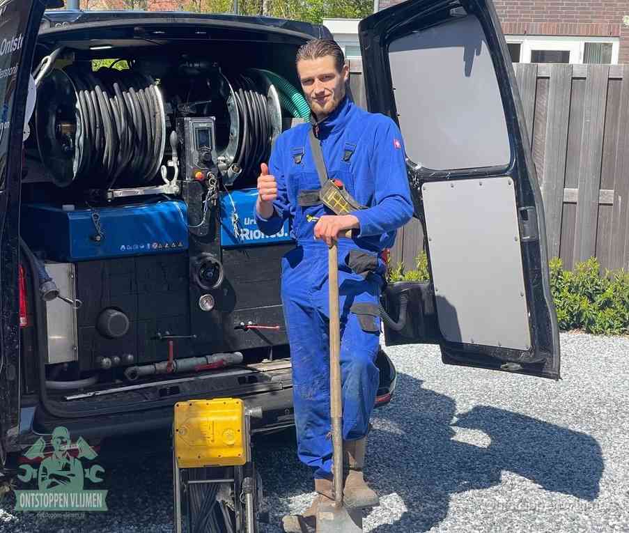 Een tevreden monteur met opgestoken duim naast de bestelbus, slim ingrijpen bespaart kosten bij een verstopte afvoer in Vlijmen
