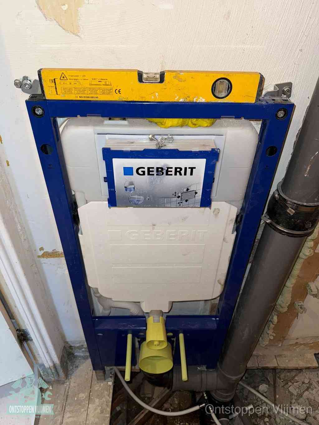 Een Geberit inbouwreservoir met frame voor een hangtoilet tegen de wand, met de afvoerbocht naar de vloer, kenmerkend voor een verstopt hangtoilet in Vlijmen