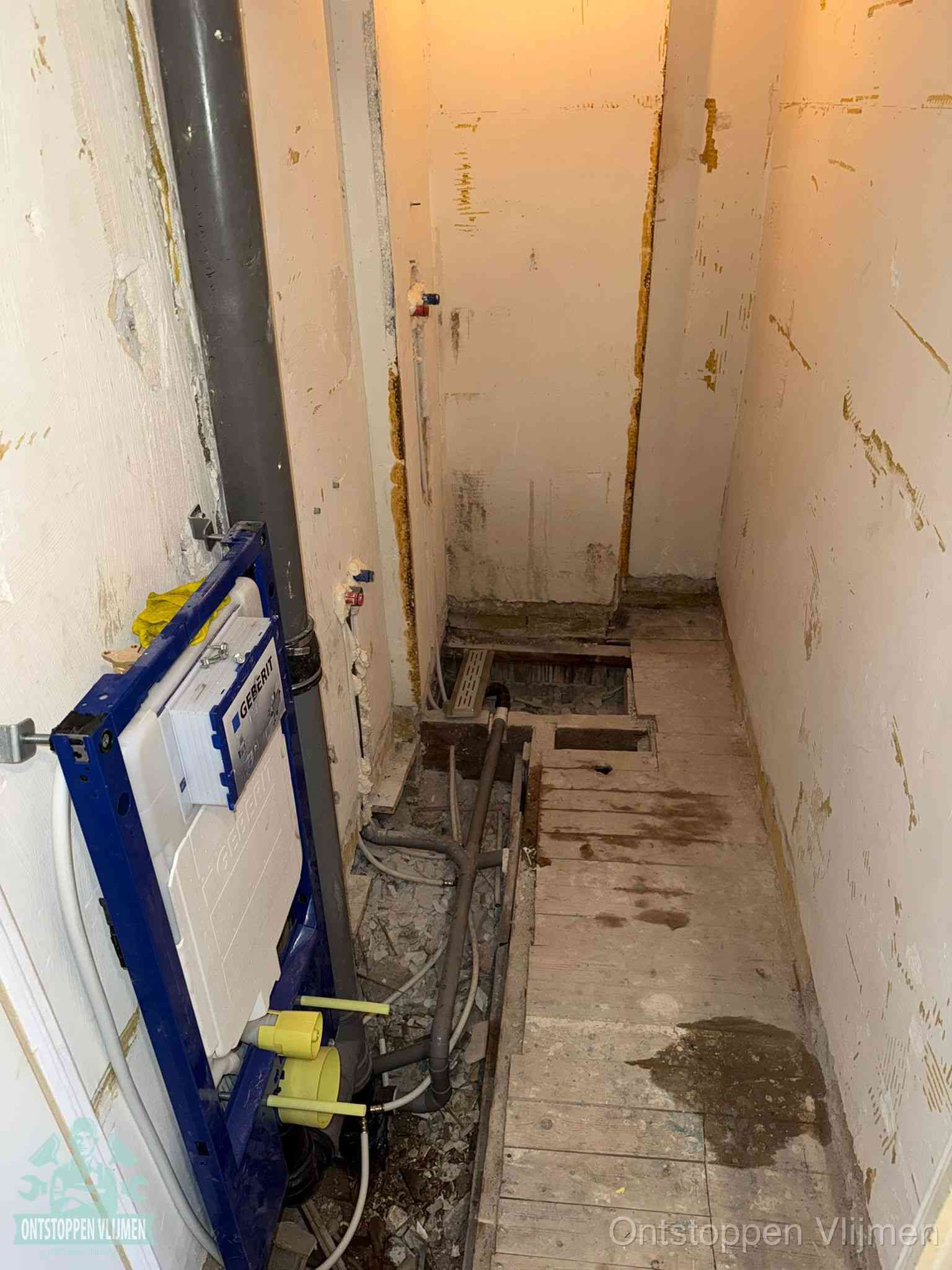 Een opgebroken toiletruimte tijdens renovatie met een Geberit inbouwreservoir en blootliggende oude afvoerleidingen, typisch voor oudere woningen in Vlijmen
